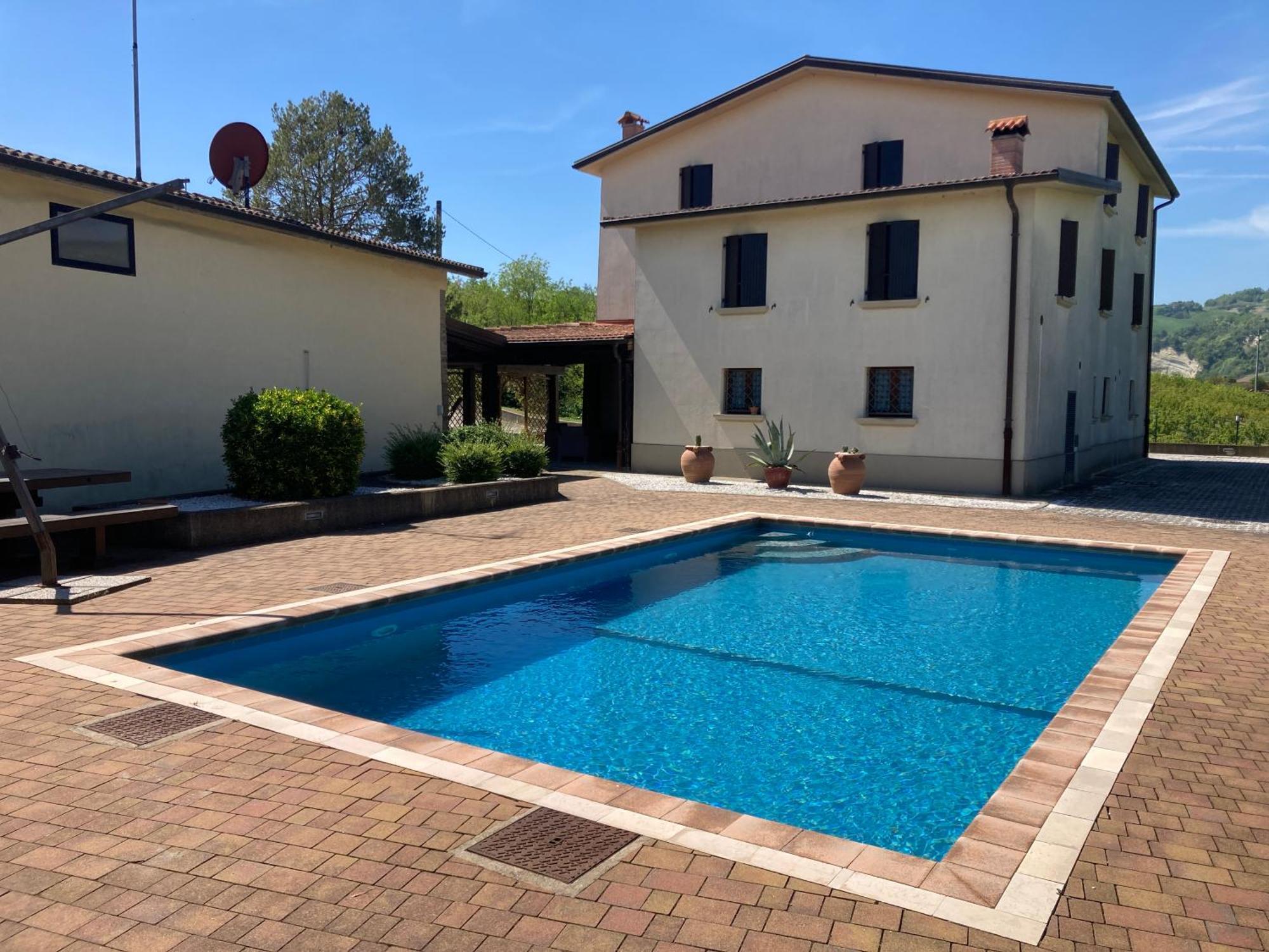Ca' Vanello Borgo Tossignano Buitenkant foto
